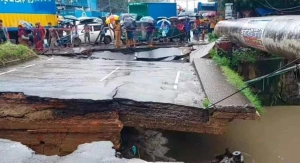 চট্টগ্রামে বায়েজিদ সড়কের সেতু ধসে যান চলাচল বন্ধ