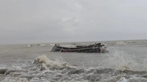 কুয়াকাটা সৈকতে ভেসে এলো ট্রলার ও জেলের মরদেহ
