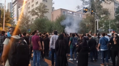 জেন-জি’র মিছিলে উত্তাল তেহরান: স্বৈরাচারবিরোধী স্লোগানে কাঁপছে ইরান