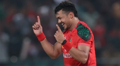 প্রথম ওভারেই তাসকিনের ছোবল: নাহিদ রানার গতিতে কুপোকাত পাকিস্তান