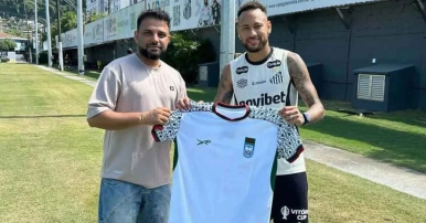 ব্রাজিলের কিংবদন্তির হাতে বাংলাদেশের জার্সি: এক অবিস্মরণীয় মুহূর্তের গল্প