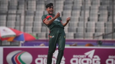 ১৪৭ কিমির বাউন্সারে কিউইদের নাজেহাল করলেন নাহিদ: ব্যাকফুটে নিউজিল্যান্ড