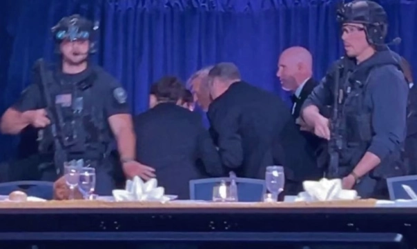 হোয়াইট হাউসের নৈশভোজে বন্দুক হামলা: অল্পের জন্য রক্ষা পেলেন প্রেসিডেন্ট ট্রাম্প