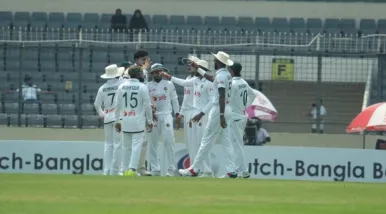 প্রথম সেশনে দাপুটে বোলিংয়ে পাকিস্তানের ওপর নিয়ন্ত্রণ বাংলাদেশের