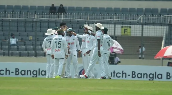 প্রথম সেশনে দাপুটে বোলিংয়ে পাকিস্তানের ওপর নিয়ন্ত্রণ বাংলাদেশের