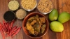 ঘরেই বানান মজাদার কাঁচা আমের ঝাল আচার
