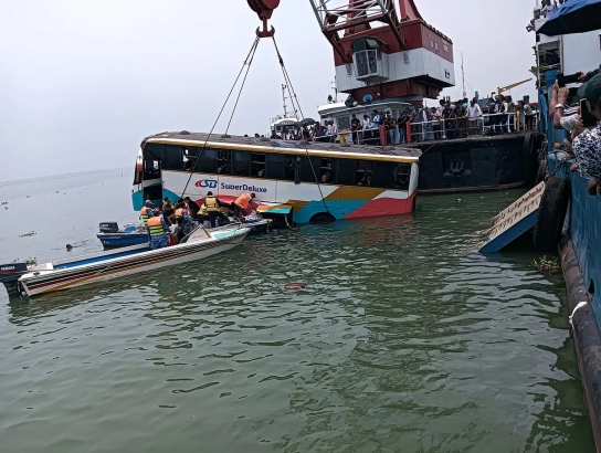 দৌলতদিয়ায় ফের নদীতে বাস দুর্ঘটনা, অল্পের জন্য রক্ষা পেলেন ৩৭ যাত্রী