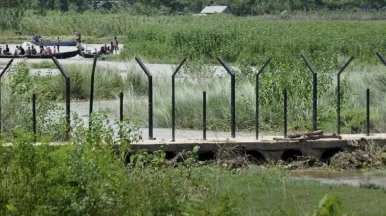 বাংলাদেশ সীমান্তে কাঁটাতারের বেড়া নির্মাণে বাধা: মেঘালয়ে ভারতীয় গ্রামবাসীদের বিক্ষোভ