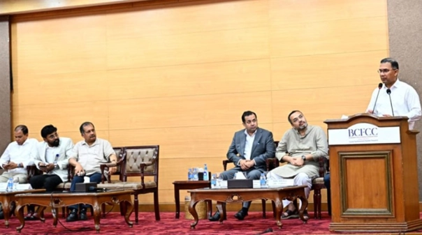 সরকারের ভুলত্রুটি ধরিয়ে দিন, ভালো কাজের পথ দেখান: প্রধানমন্ত্রী