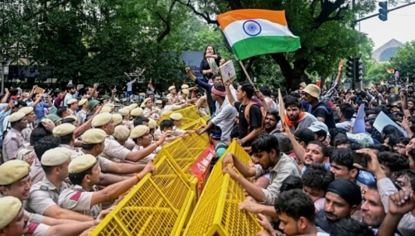 পতনের দ্বারপ্রান্তে মোদি