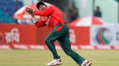 সংযুক্ত আরব আমিরাতে আন্তর্জাতিক সিরিজের প্রথম ম্যাচে টানটান উত্তেজনা